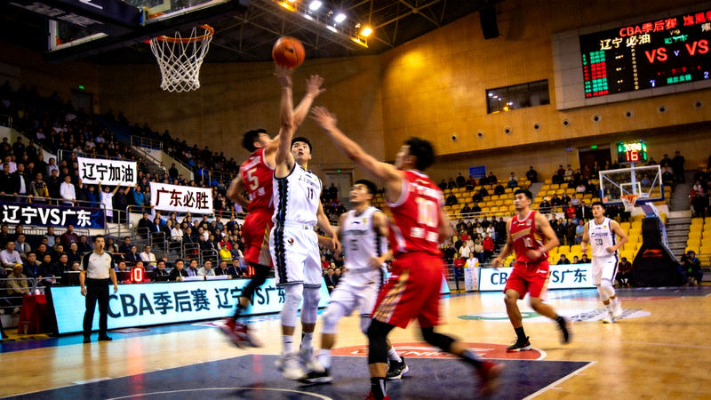CBA季后赛辽宁队对阵广东队比赛现场画面